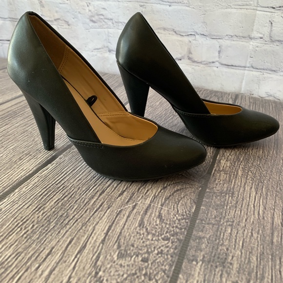 Forever 21 Black Pump Heels - Picture 2 of 4